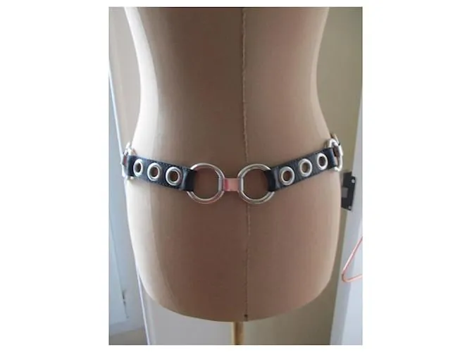 Yves Saint Laurent Cinturón de metal y cuero negro. 