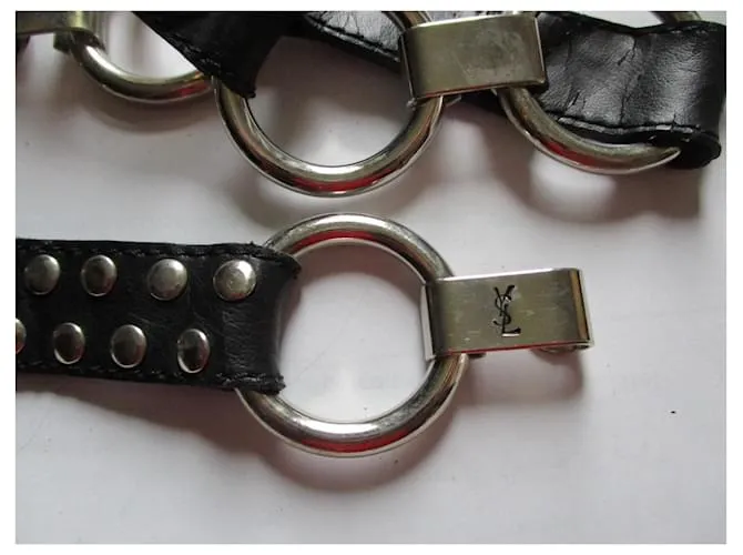 Yves Saint Laurent Cinturón de metal y cuero negro. 