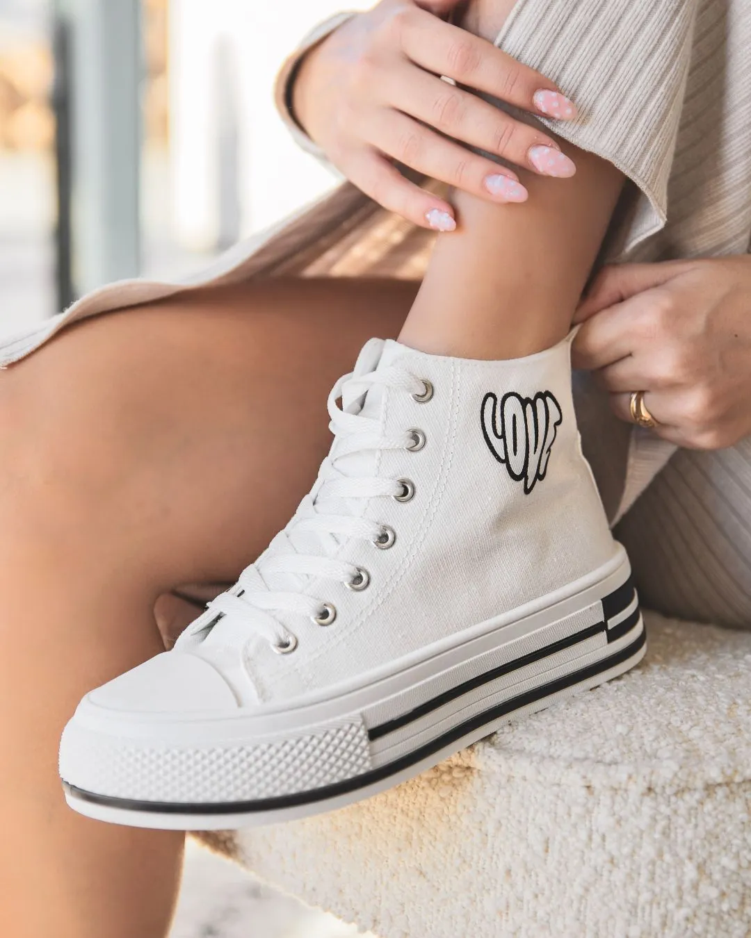 ZAPATILLAS ALTAS DE MUJER EN TELA BLANCA  LINDA