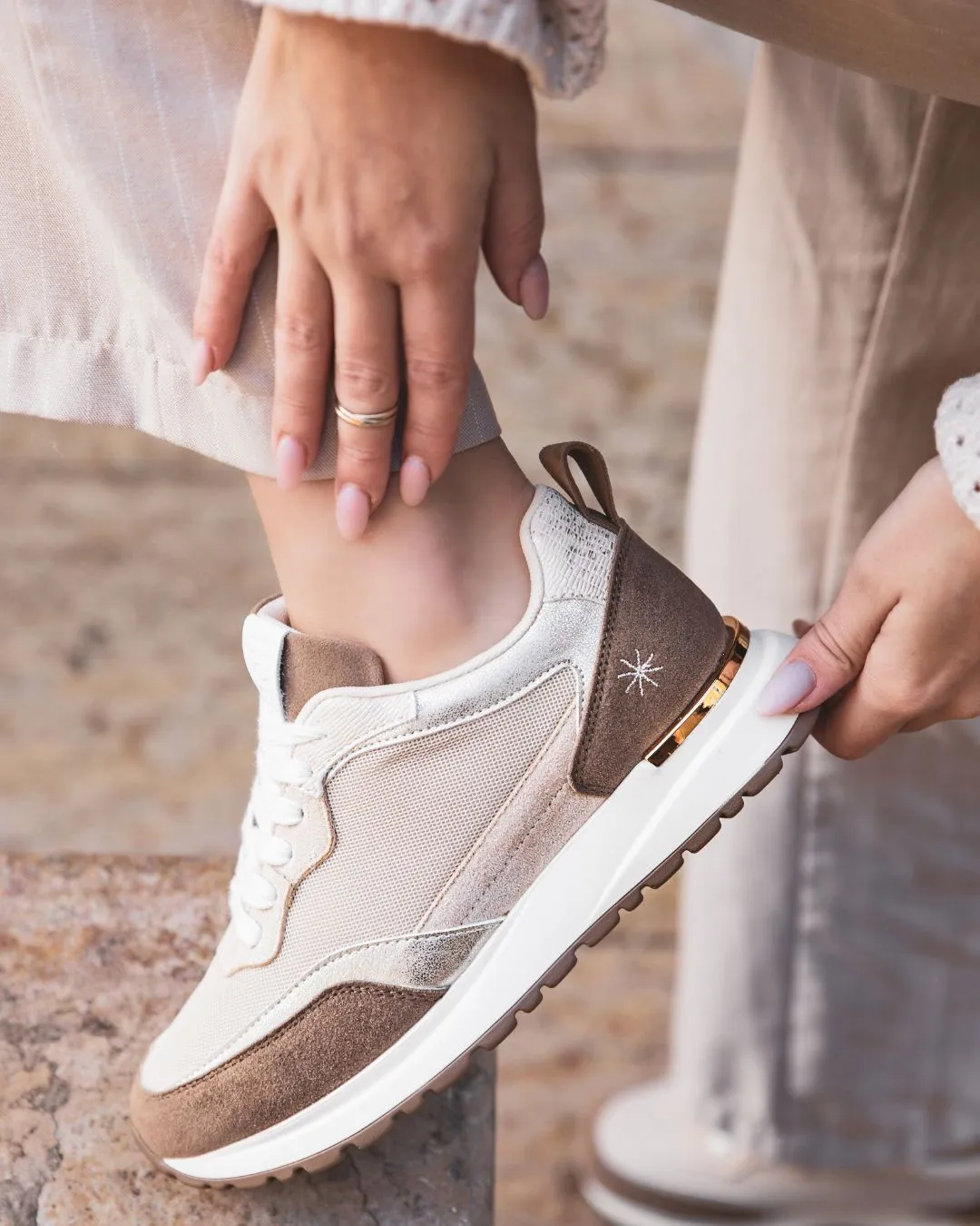ZAPATILLAS DE MUJER COLOR CAMELLO CON CORDONES  LUDIVINA