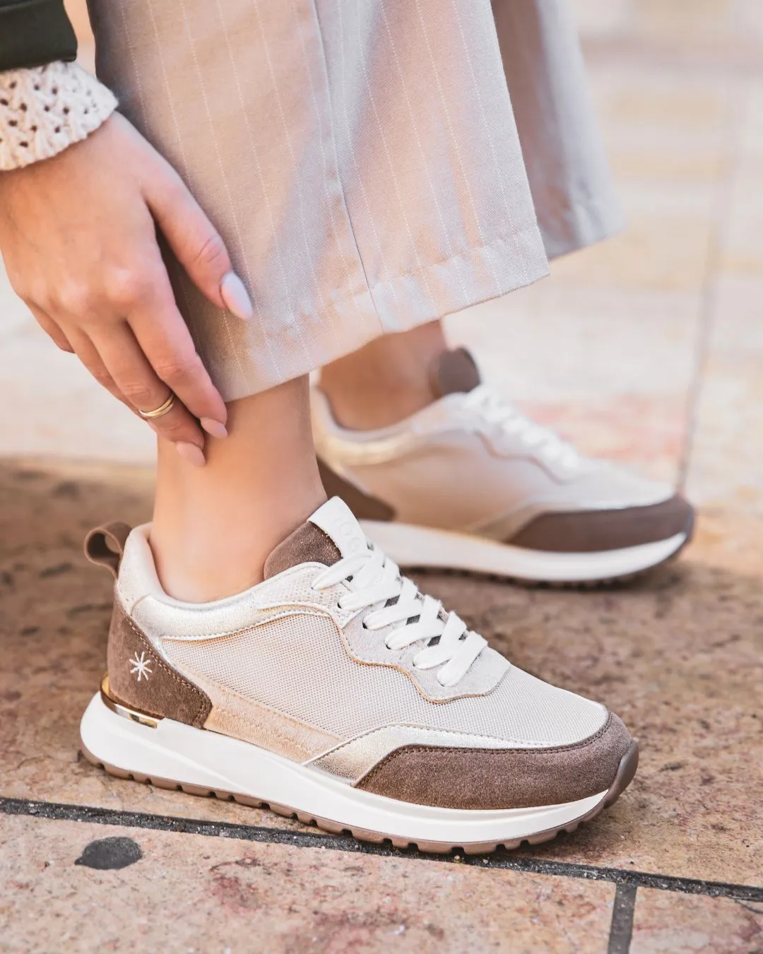 ZAPATILLAS DE MUJER COLOR CAMELLO CON CORDONES  LUDIVINA