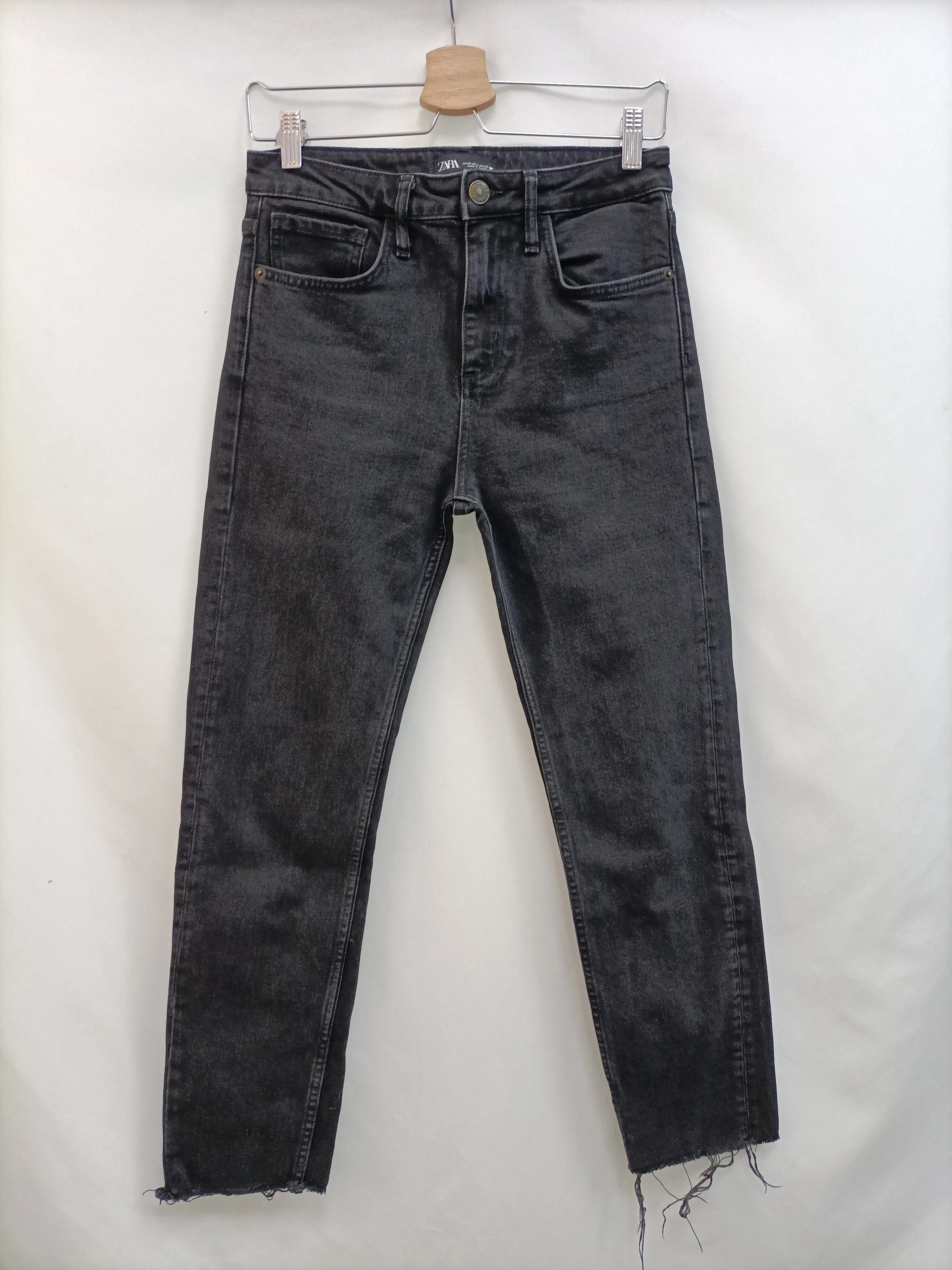 ZARA. Pantalón negro denim T.36