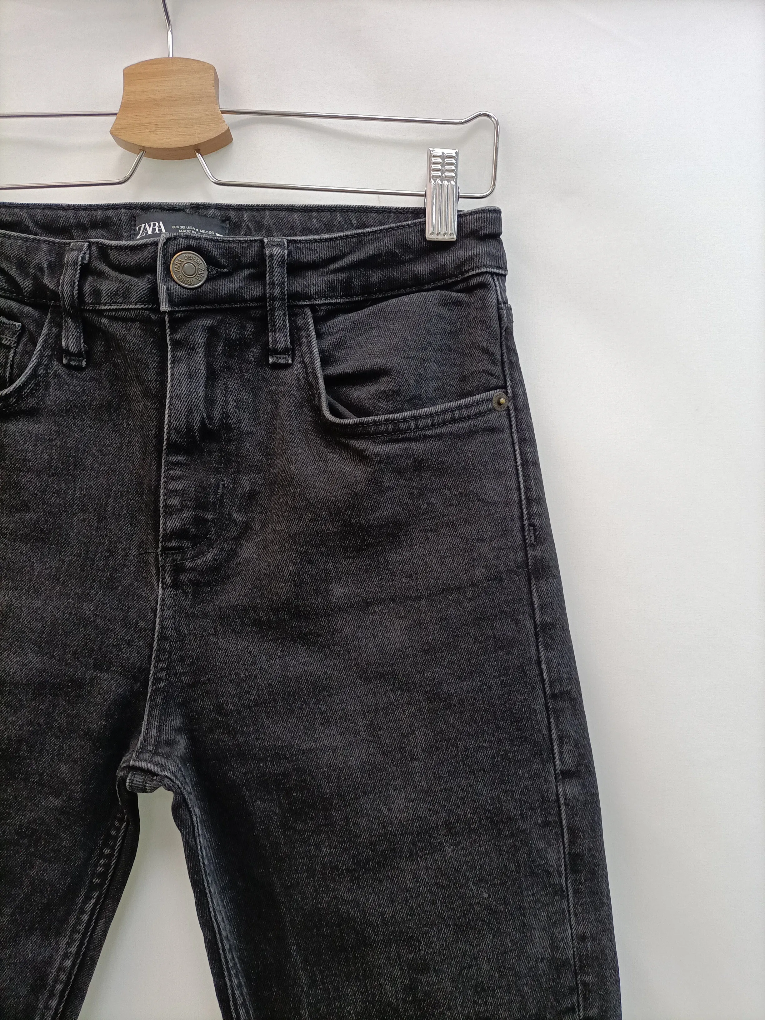 ZARA. Pantalón negro denim T.36