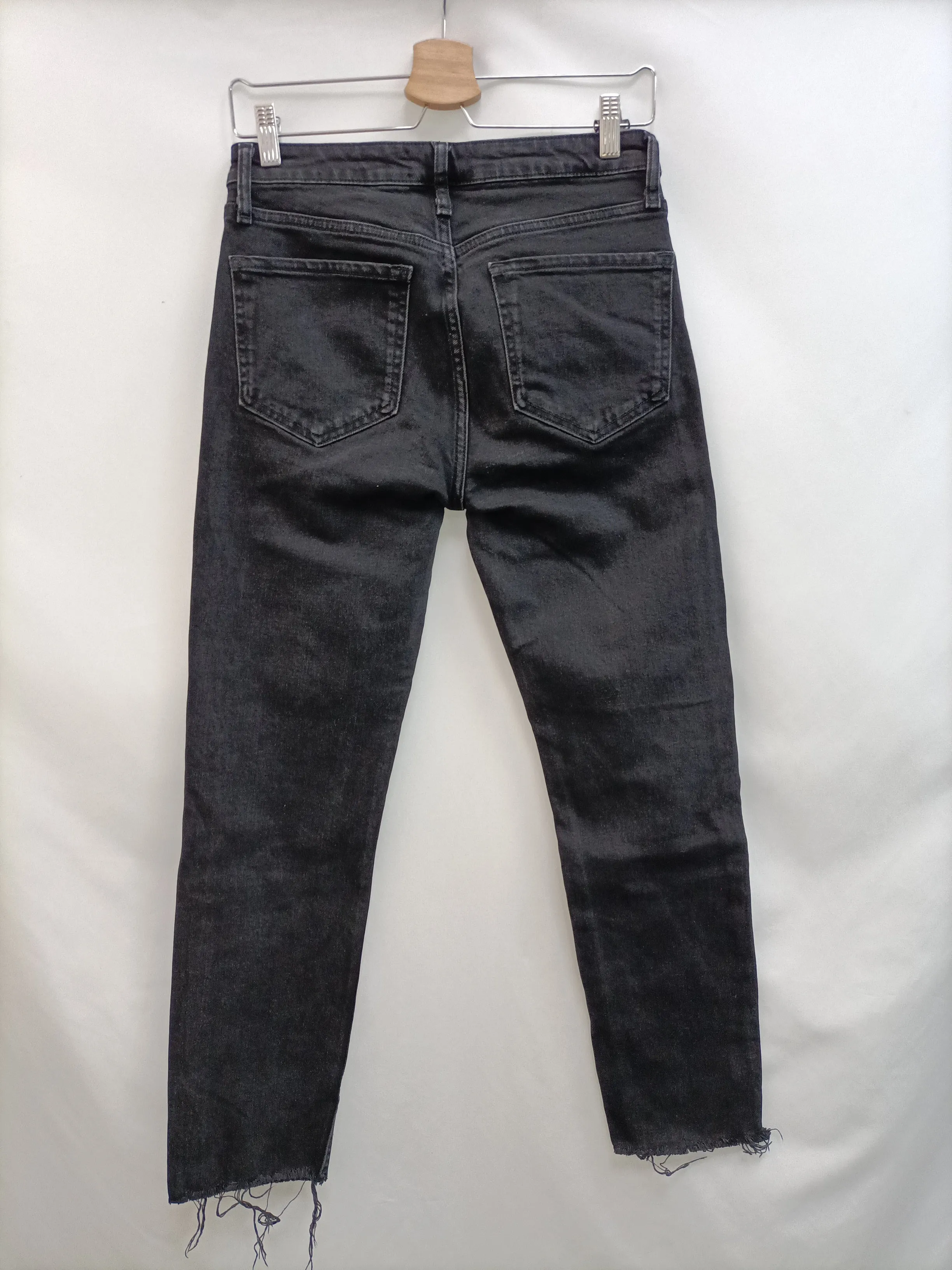 ZARA. Pantalón negro denim T.36