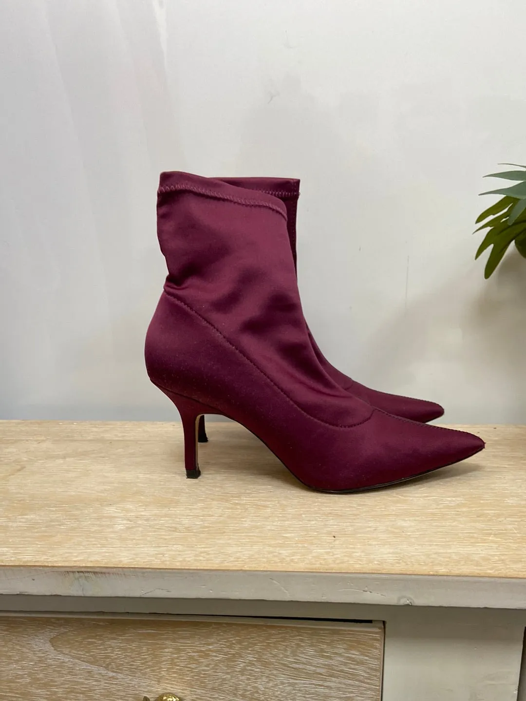 ZARA.Botines burdeos neopreno T.36